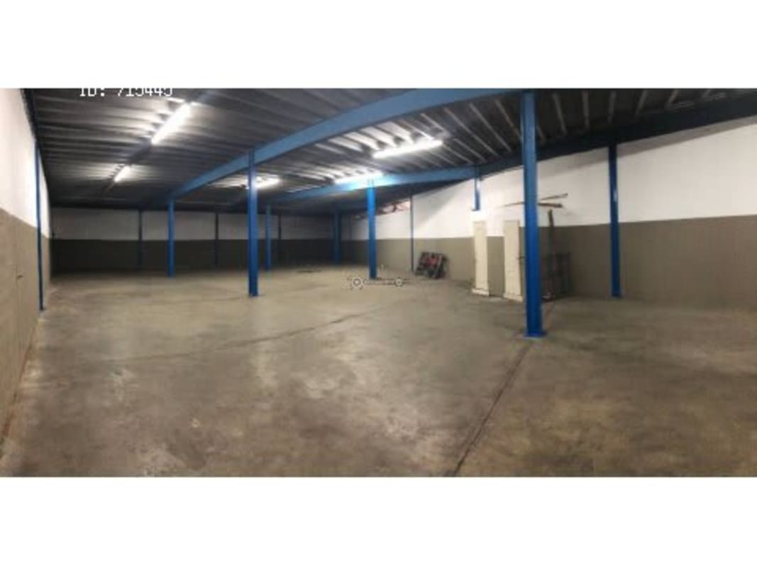 Empty commercial warehouse with concrete floor, metal roof, blue columns on Avenida Fernández de Córdoba Panama
