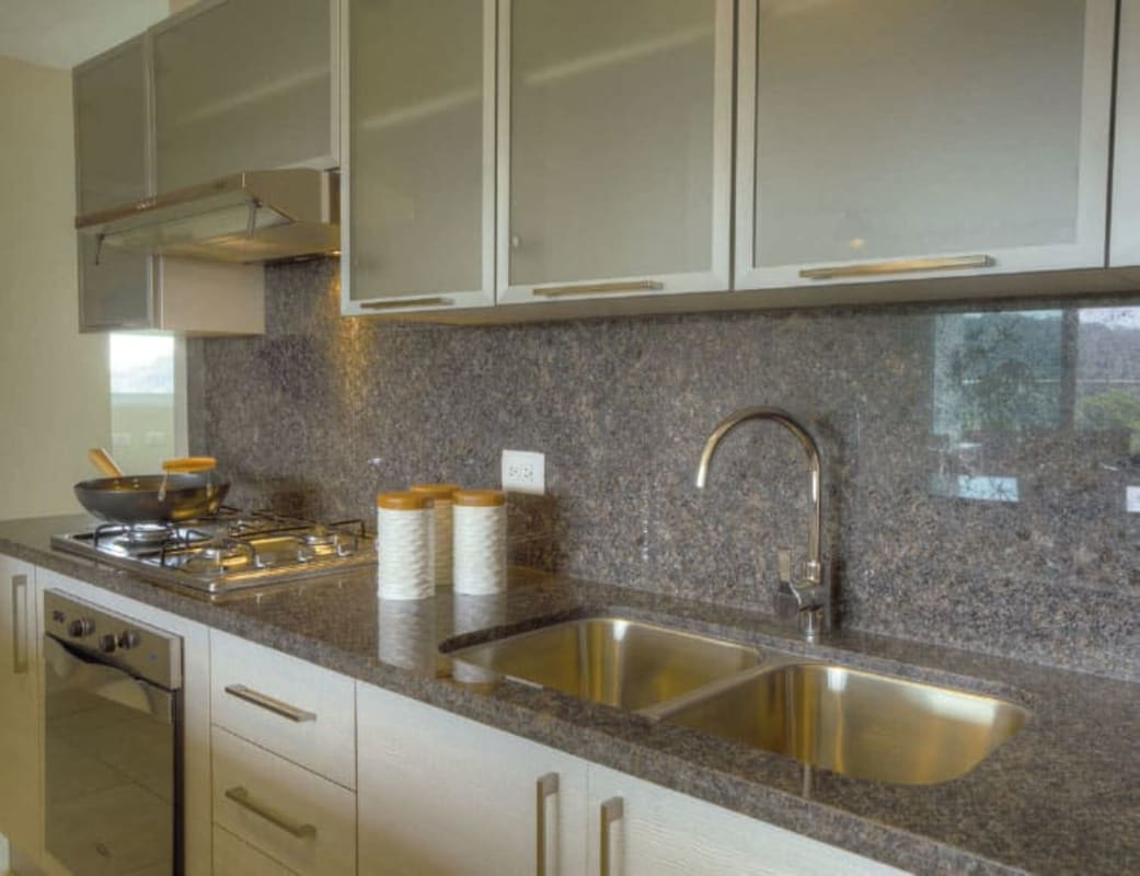 Modern kitchen with granite countertops in PH Clayton Park II Clayton Panama