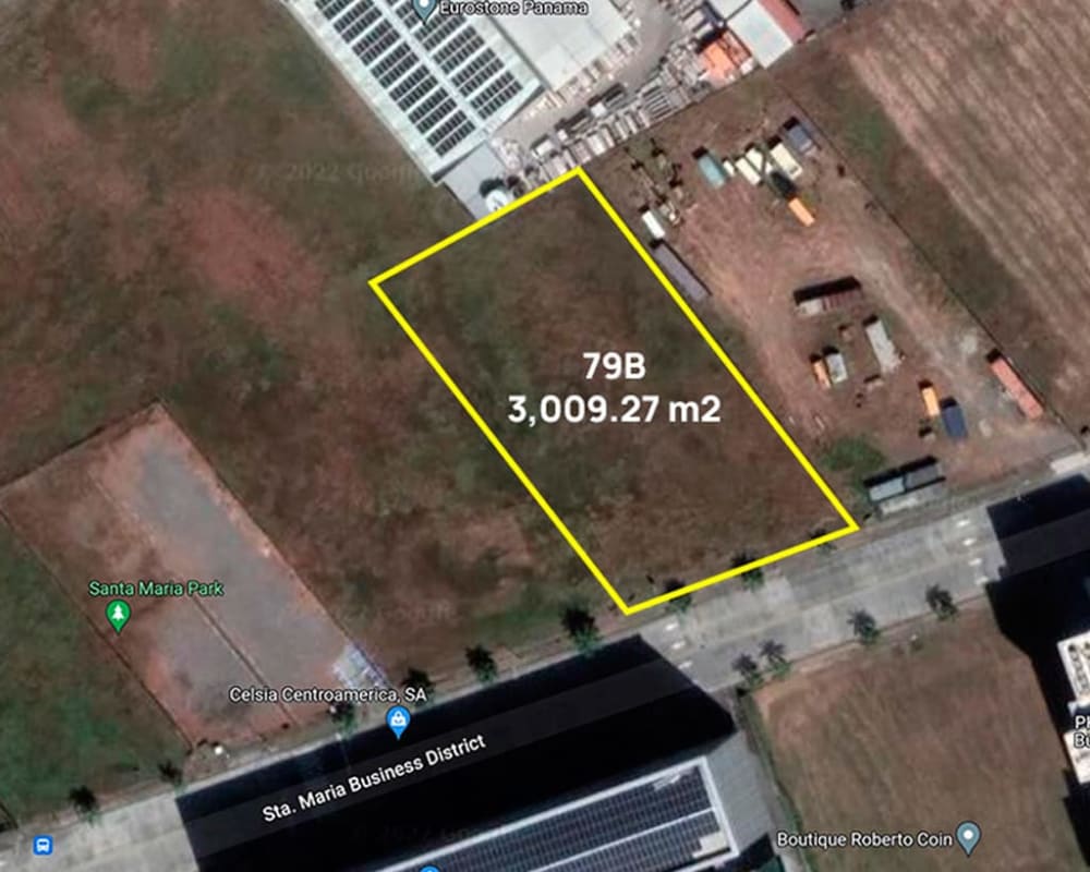 Golf course next to commercial land in Santa María Business District Panama