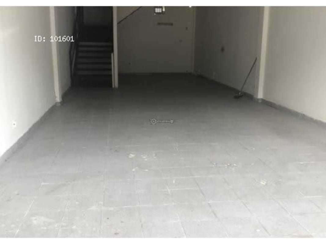 Commercial premises interior space with ceramic tile and double height at Plaza El Cruce Pedregal