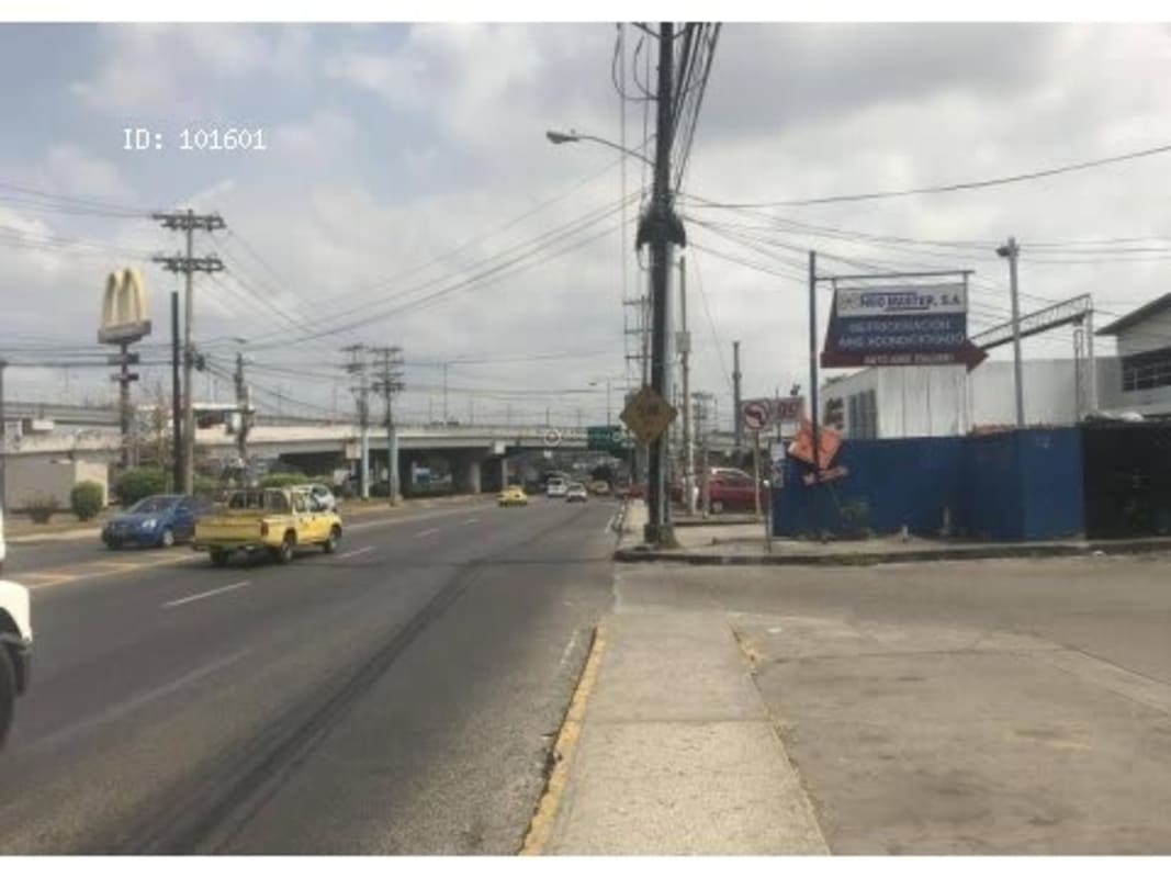 Empty tiled multipurpose interior commercial space in Plaza El Cruce Pedregal Panama