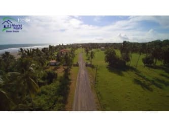 Aerial photo of Las Lajas beachfront property with palm trees and wide sandy shore in Chiriquí Panama