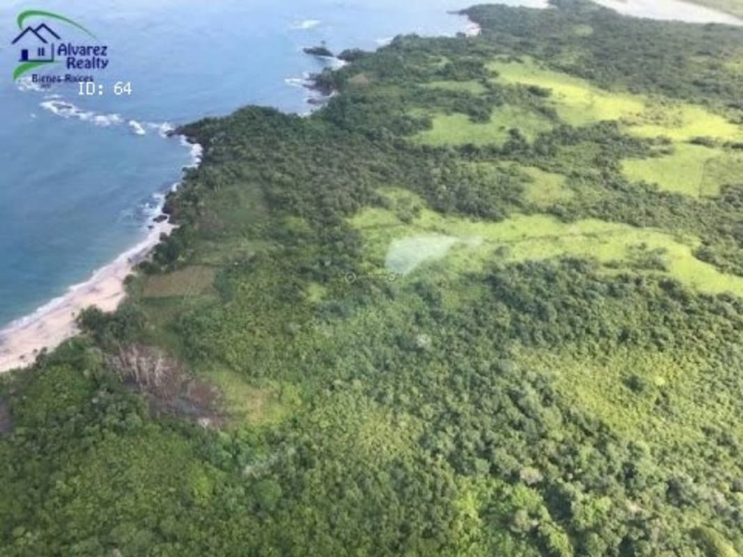 Private 170-Hectare Beachfront Island Parcel in Pearl Islands