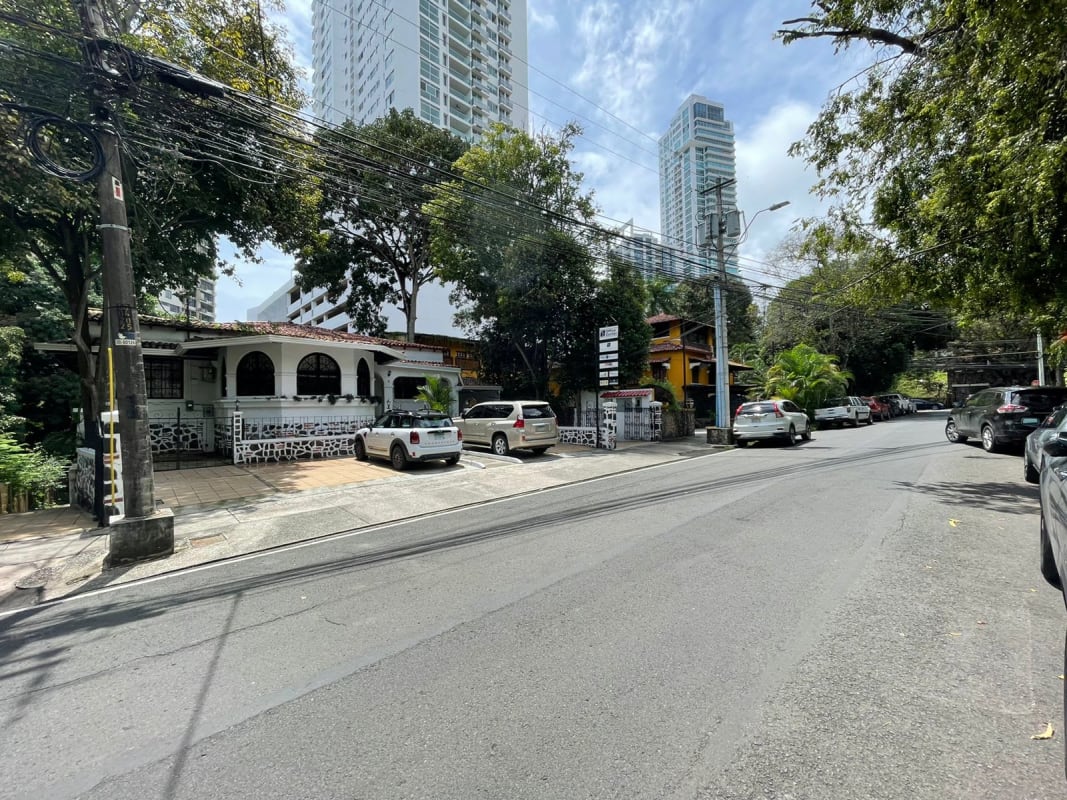 Commercial 720m² Office Building with Parking Bella Vista