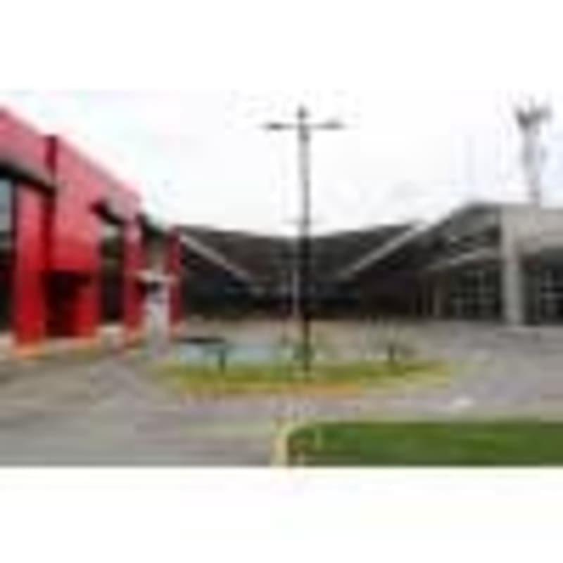 Industrial steel beams and raw interior view retail office Galerías Panamericana Panama