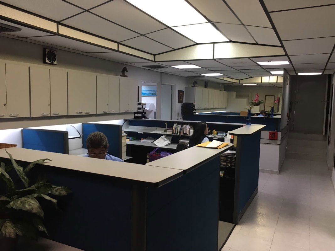 Reception area with cubicles and office furniture in PH Eurocentro Obarrio Panama
