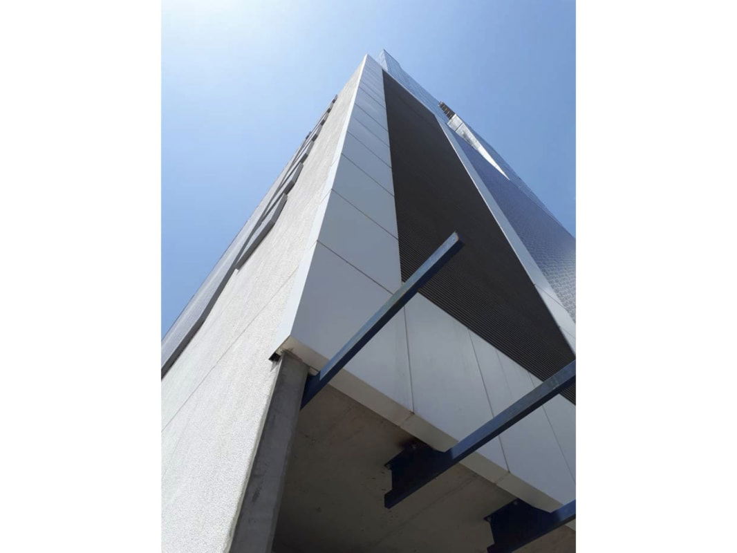 Unique architectural features of Panama Business Tower facade in Obarrio