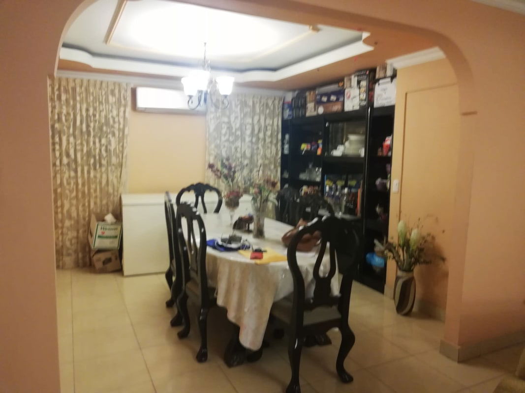 Dining room with chandelier, decorative ceiling, shelving, curtains, Chanis Panama house for sale