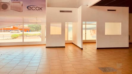 View of ample parking in Plaza Las Pérgolas Coronado commercial center