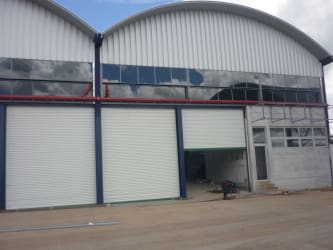 Spacious warehouse interior with high arched ceiling, steel beams, concrete floor in Aguadulce Panama