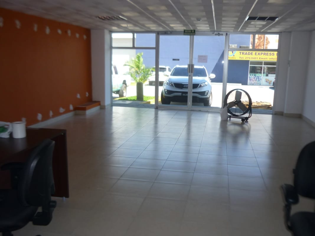 Empty industrial warehouse with concrete flooring, sprinkler pipes, and high ceiling in Panama City
