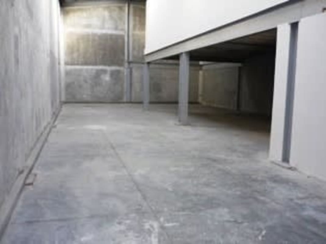 Empty industrial warehouse with concrete floor and mezzanine level in Tocumen
