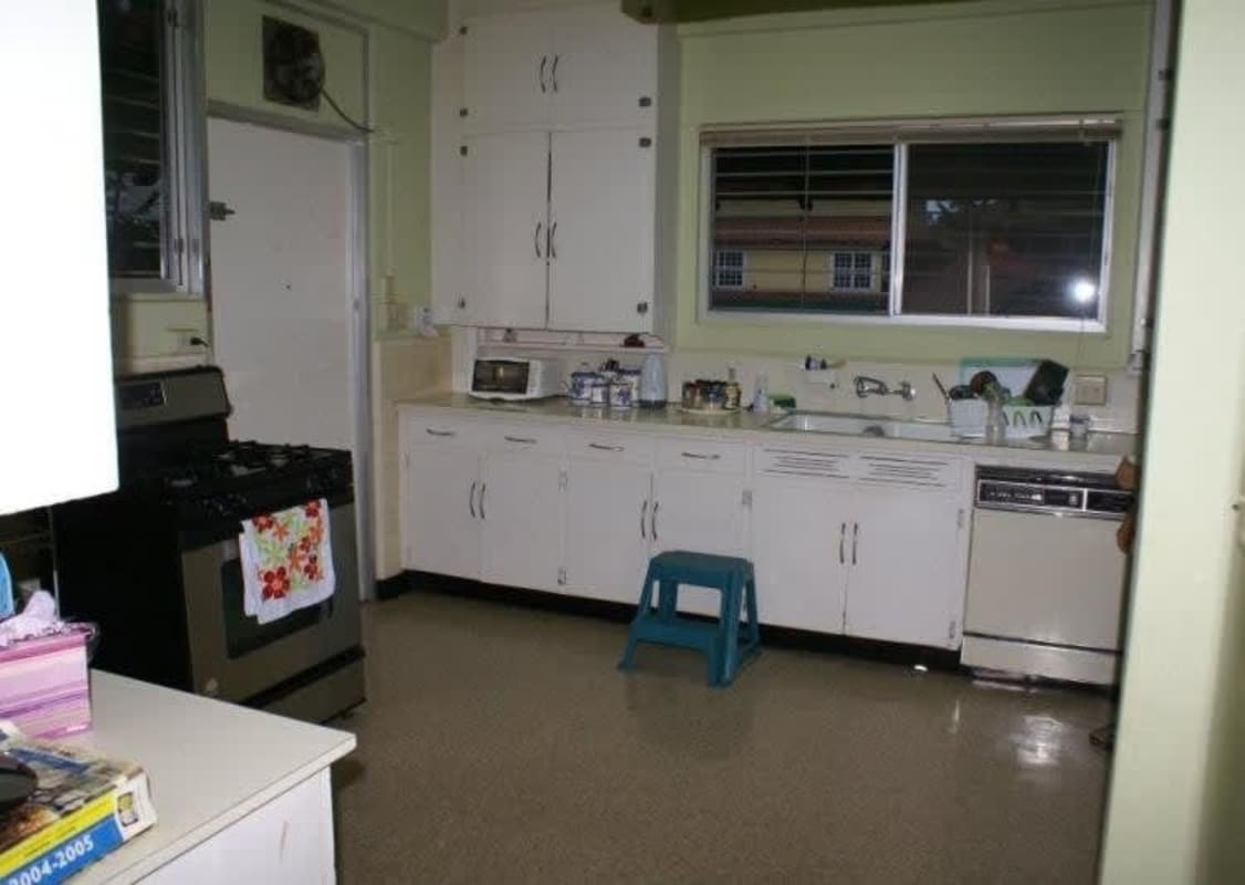 Vintage style kitchen with white cabinets, appliances, window, Clayton family house for sale Panama