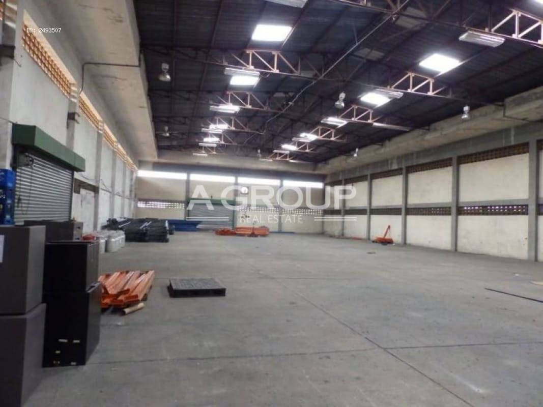 Empty interior workspace with high ceilings, concrete floors and roll up doors, Via Transístmica Panama