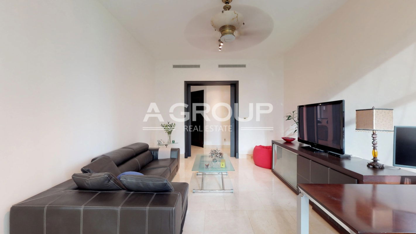 Secondary bedroom with large windows, built-in closet in Pacific Point Panama