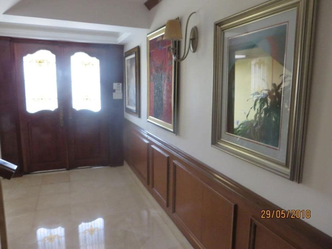Elegant dining room with chandelier, wood finishes, large space in Betania La Alameda house