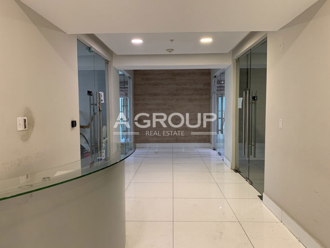 Spacious finished open-plan office space with glass partitions at PH Financial Center Towerbank Panama