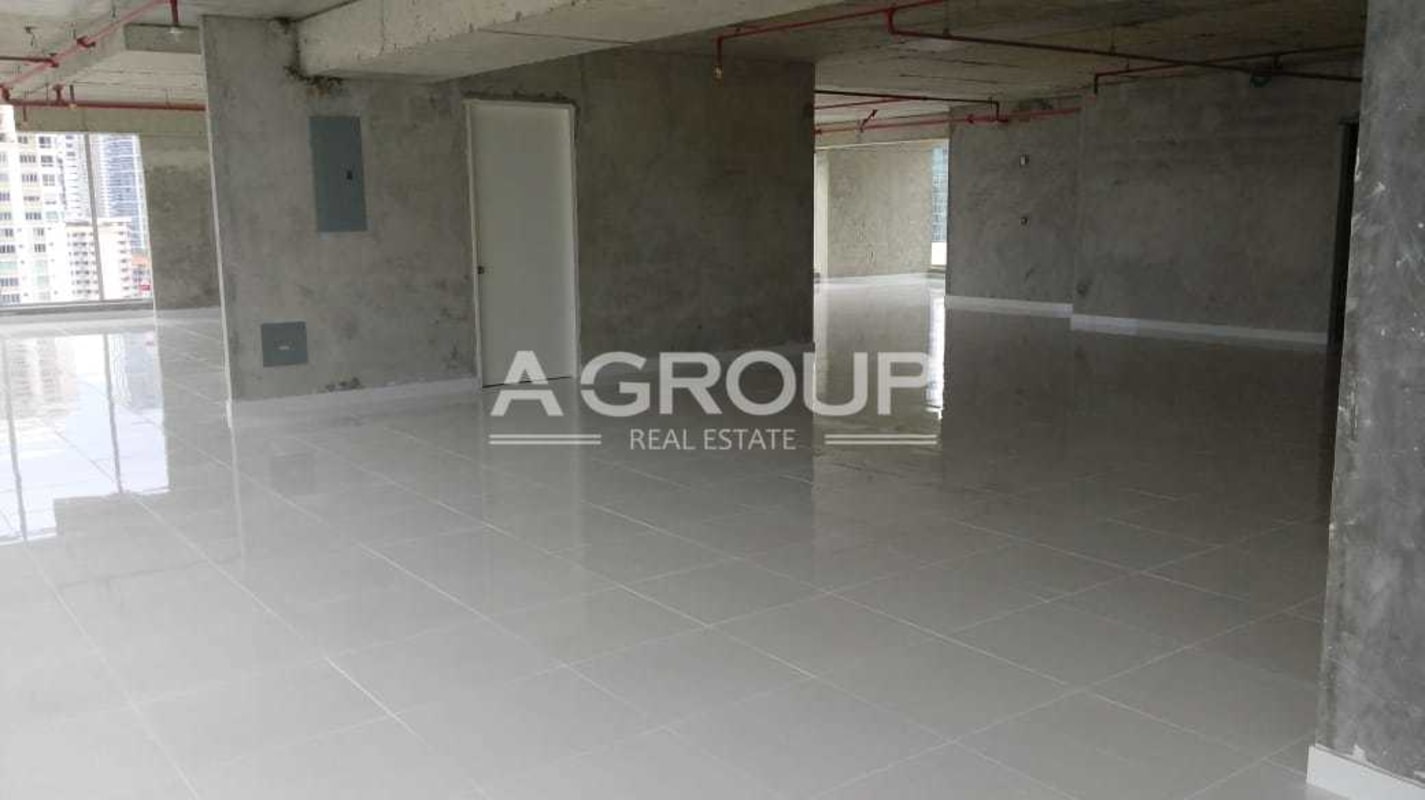 Corner section with panoramic curved glass windows overlooking Panama City skyline in Torre PBH