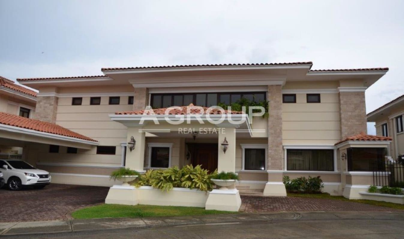 Luxury 5BR Villa with Pool and Garden in Las Camelias Costa del Este