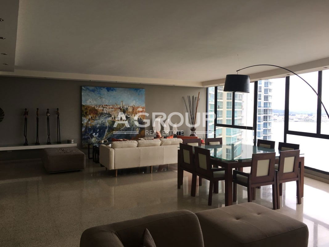 Dining area with floor-to-ceiling ocean views PH Mar de Plata Punta Paitilla