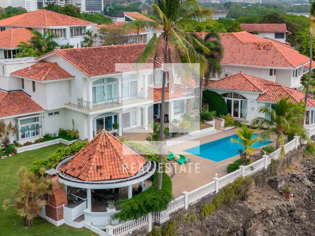 Luxury Oceanfront Villa with Pool & Gardens in Coco del Mar
