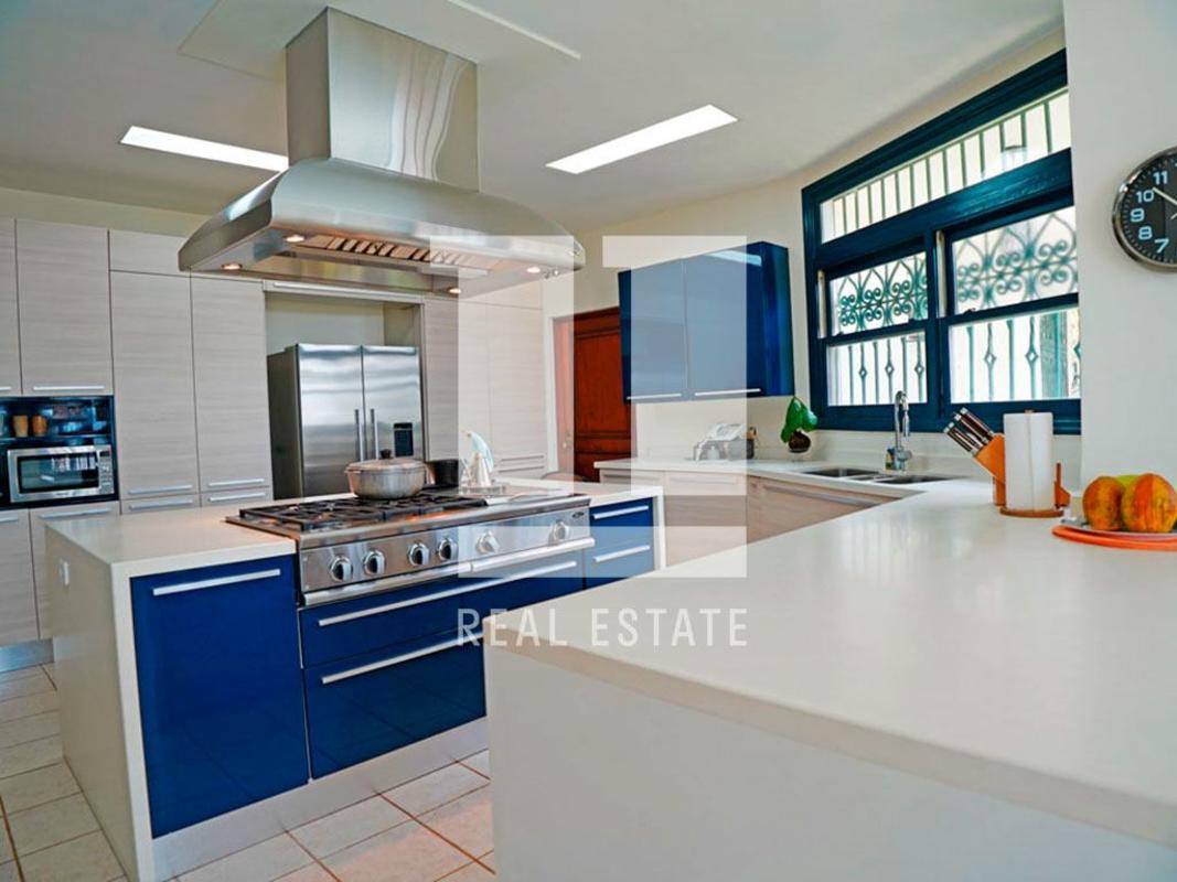 Expansive covered terrace with ocean views and lounge chairs in luxury villa Coco del Mar Panama