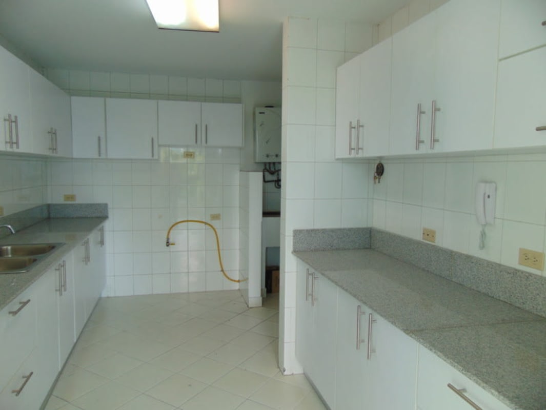 Second bedroom with built-in closet and air conditioner in PH Mirabel San Francisco Panama