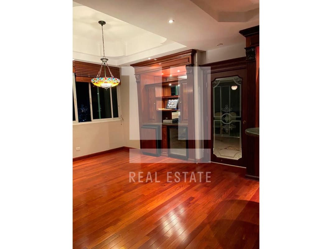 Elegant dining area with wood floors stained glass lamp in PH Bahia Esmeralda Panama
