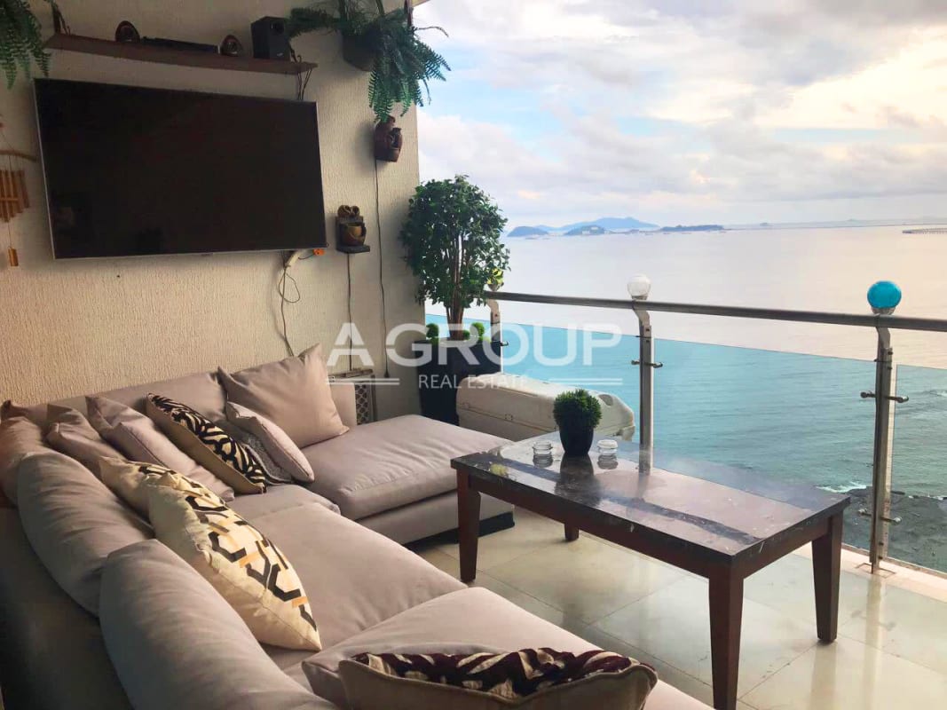 Spacious modern dining room with panoramic ocean views in PH Aqualina Punta Pacifica Panama