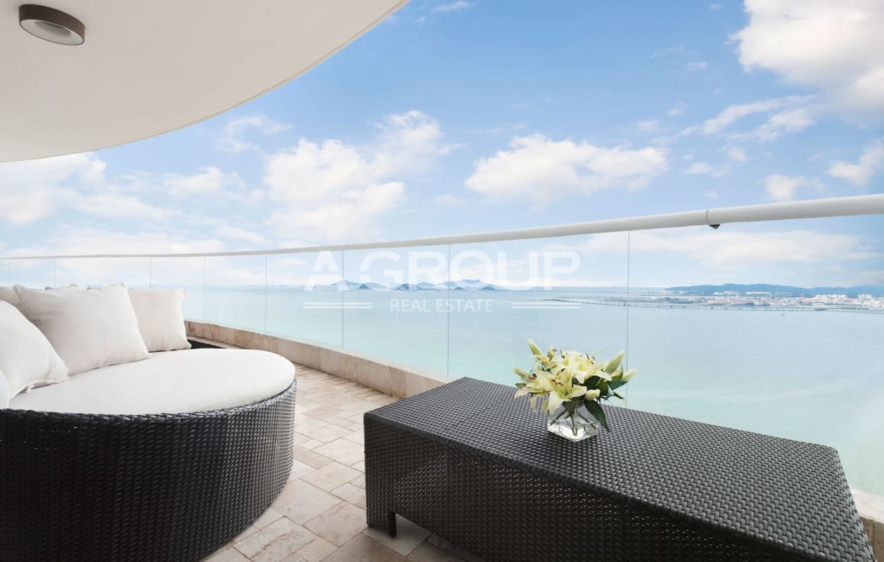 Bright dining area with spectacular ocean view in luxury apartment The Point Punta Paitilla Panama