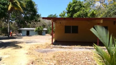 Single story cottage with porch on large agricultural lot Panama