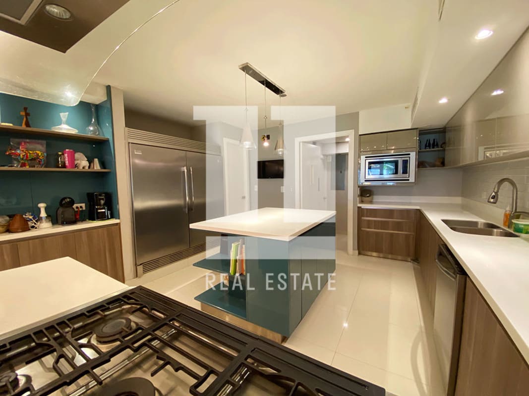 Spacious master bedroom with panoramic views jacuzzi and closet Punta Paitilla