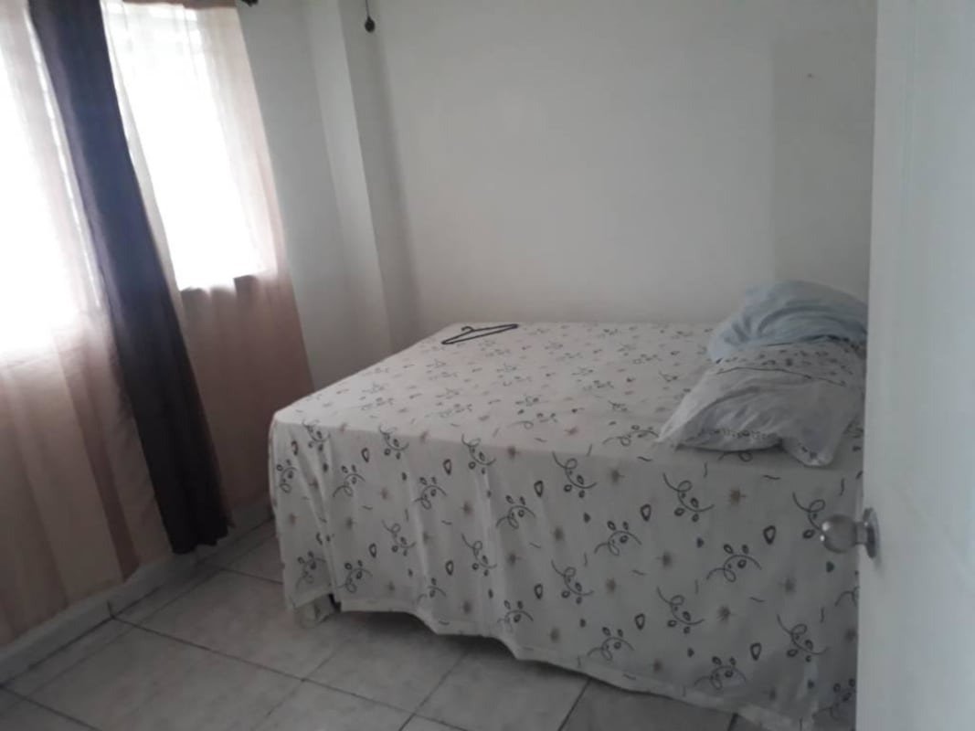 Affordable minimalist bedroom with tiled floor, light colors, available in 12 de Octubre Panama City for rent