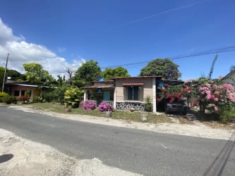 Single-story house with front garden and flowering shrubs in San Carlos near the beach