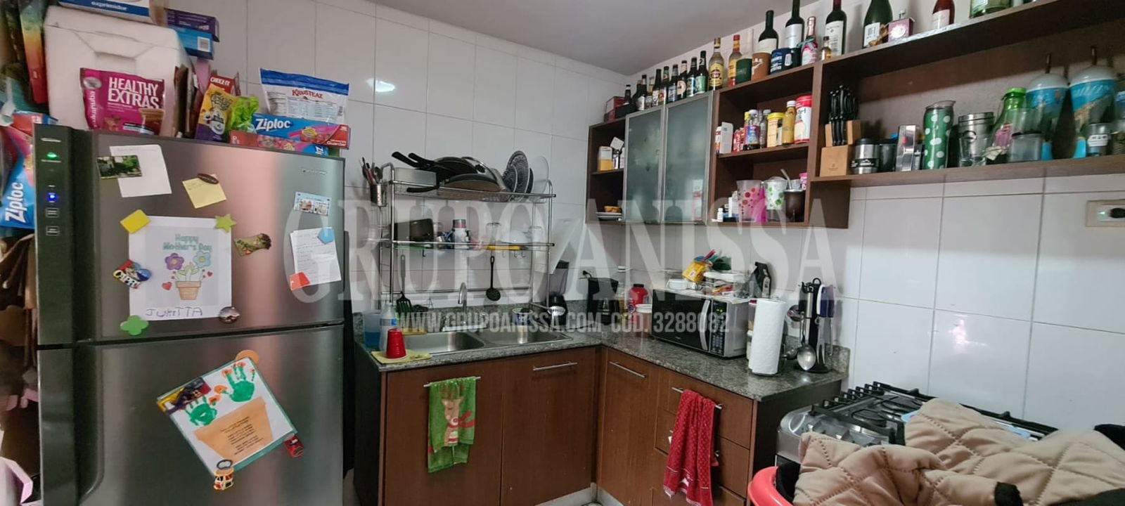 Compact kitchen with granite countertop, wooden cabinets and appliances Mallorca Park Panama