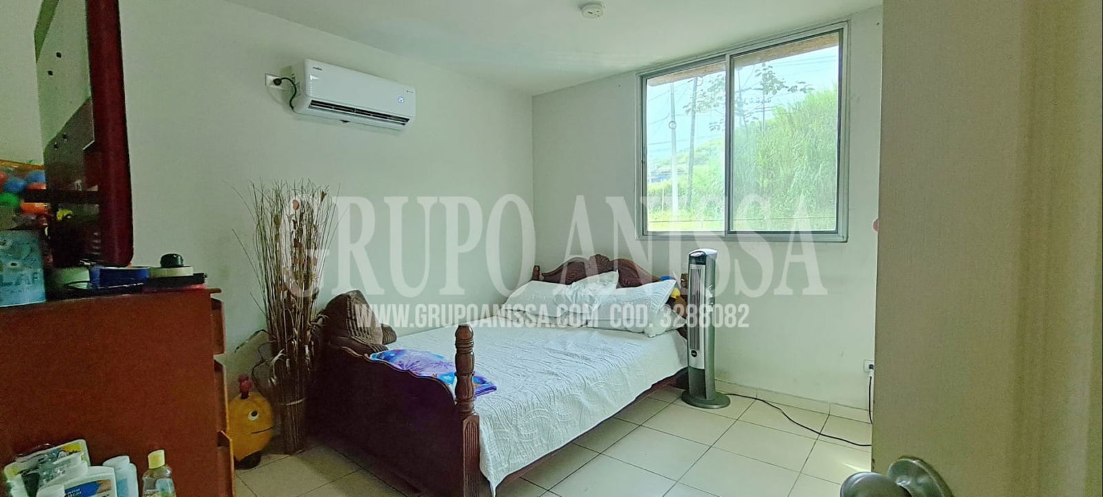 Bedroom with split AC, wood bed, dresser and window Mallorca Park Panama