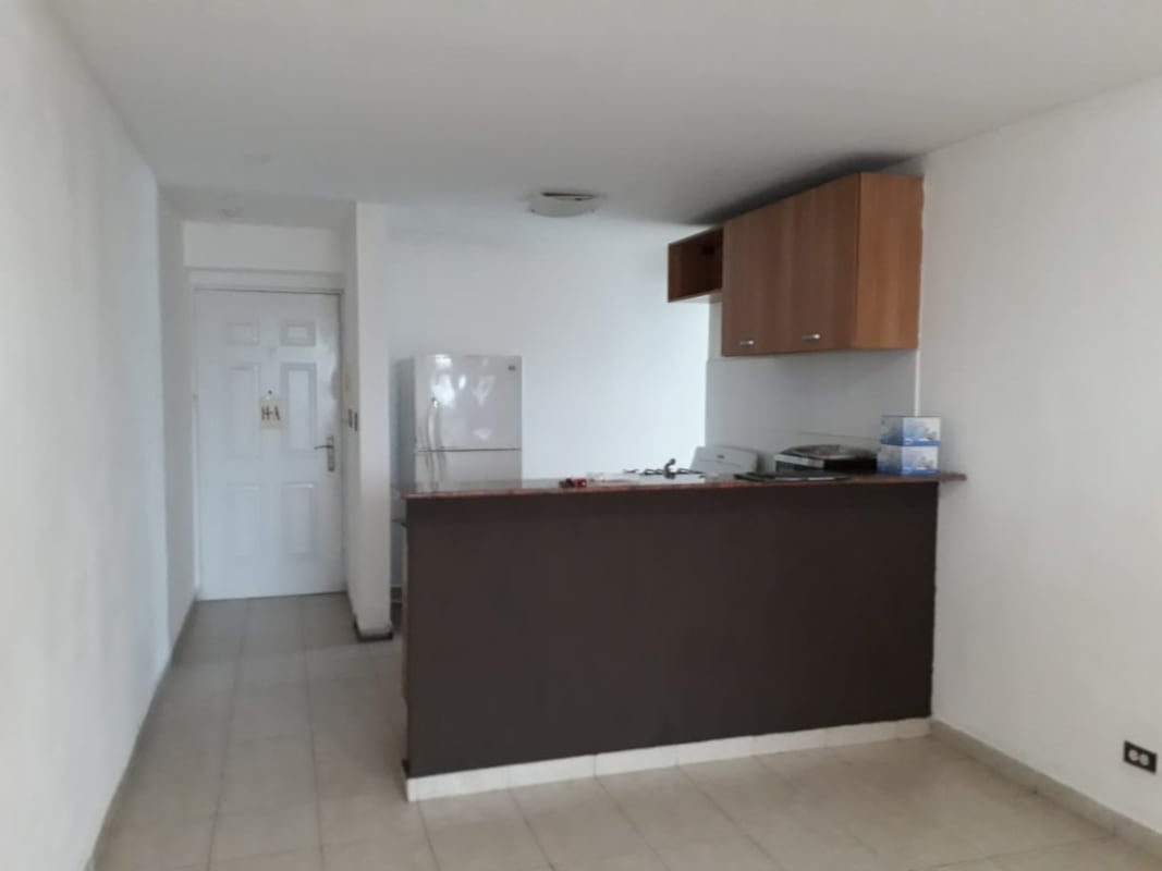 Open compact kitchen with breakfast bar and appliances PH El Marquez Via España