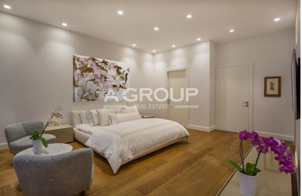 Spacious bedroom with ensuite bathroom in Garden Apartments Ocean Reef Islands