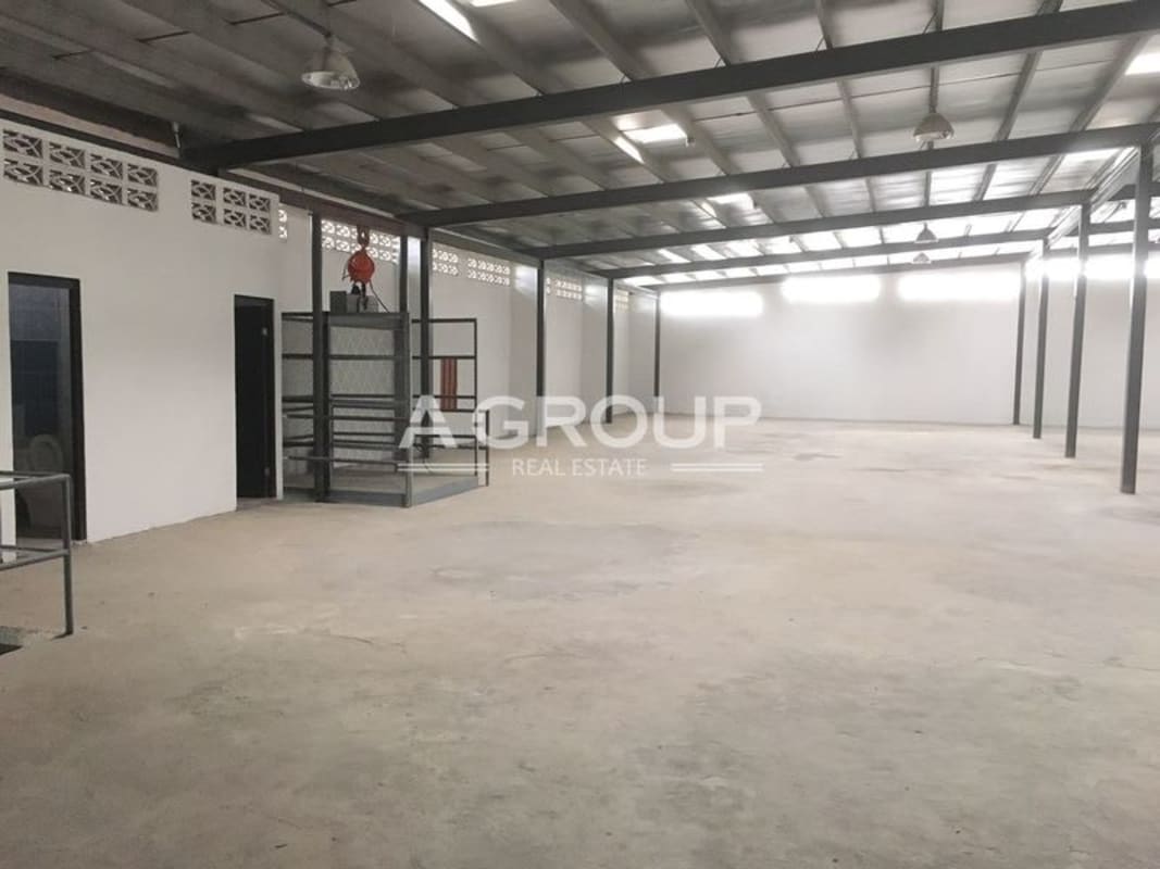 Spacious warehouse storage space industrial beams concrete floors in Juan Díaz Panama