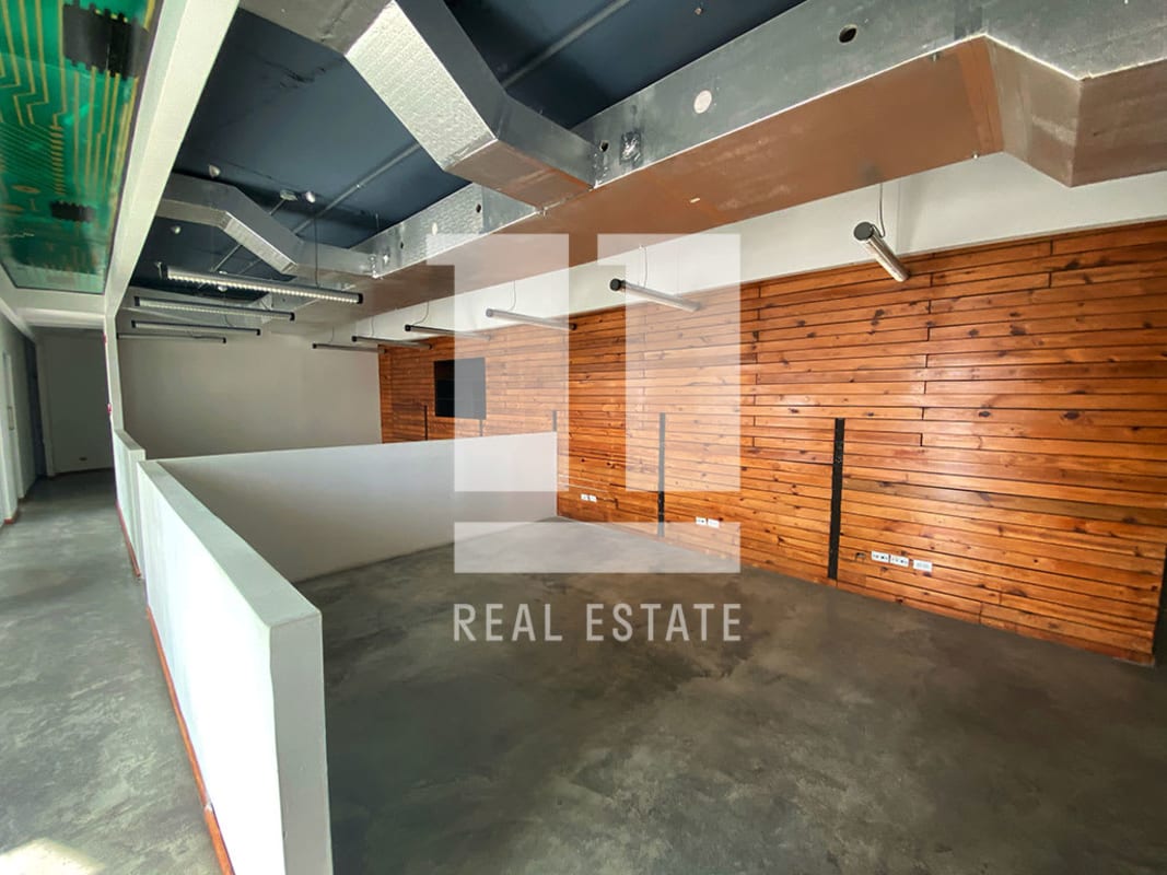 Bright office with floor-to-ceiling windows overlooking Panama City skyline PH Torre Generali