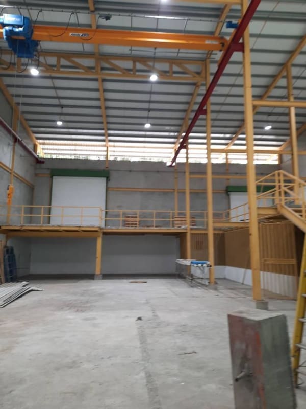 Tall industrial warehouse with crane rail double height Campo Limberg Panama