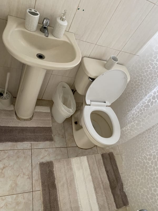 Contemporary bathroom with walk-in shower, pedestal sink Pedregal Panama City