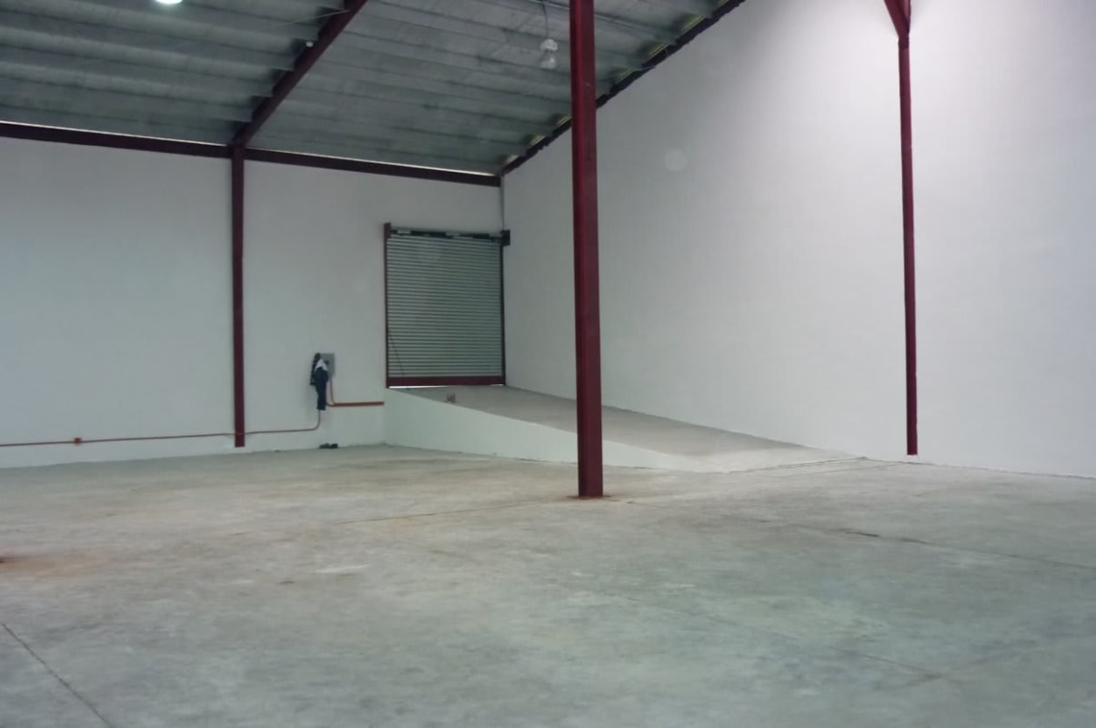 Warehouse space with concrete floor, metal roof, roll-up door and loading ramp in Tocumen Panama