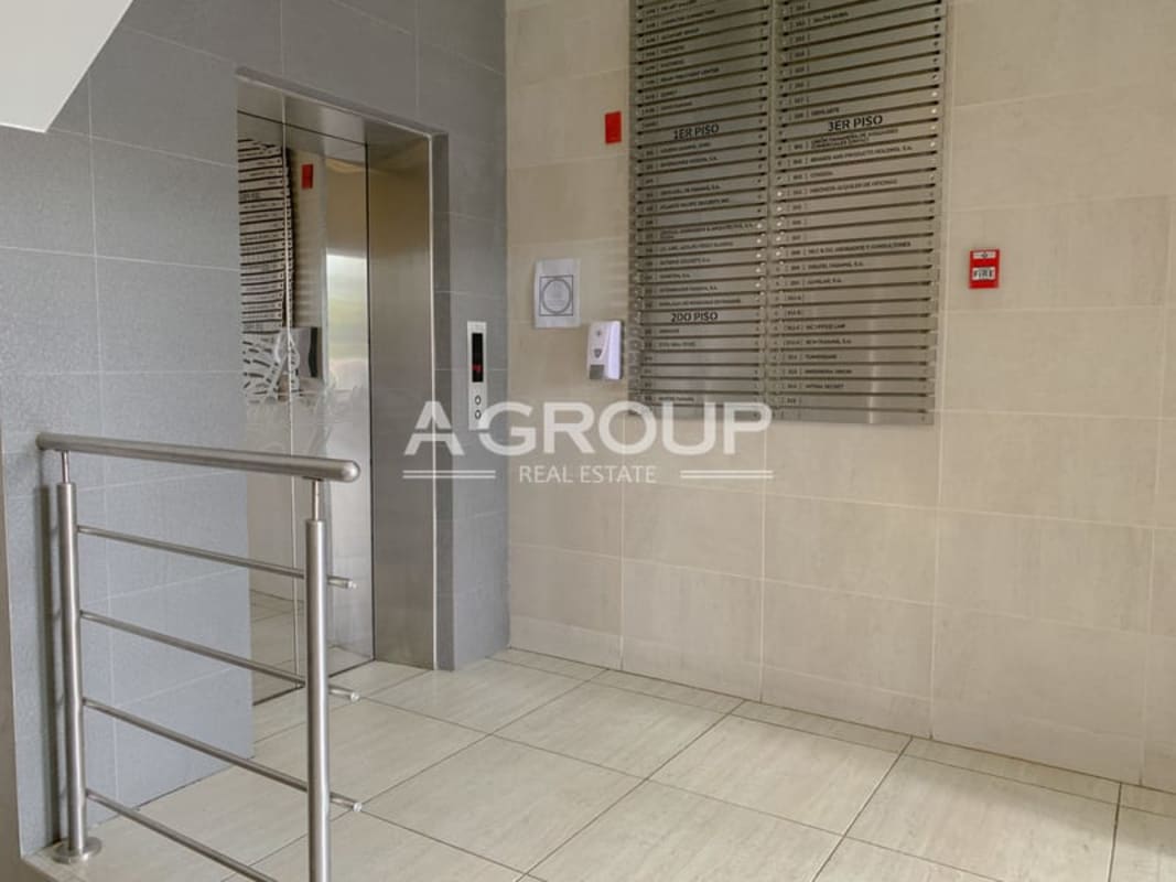 Elevator lobby with modern finishes in commercial office PH Bay Mall Avenida Balboa Panama City