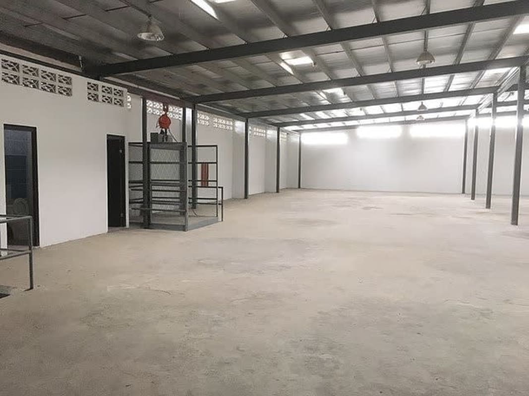 Warehouse with integrated office space and tiled bathroom in Llano Bonito Panama