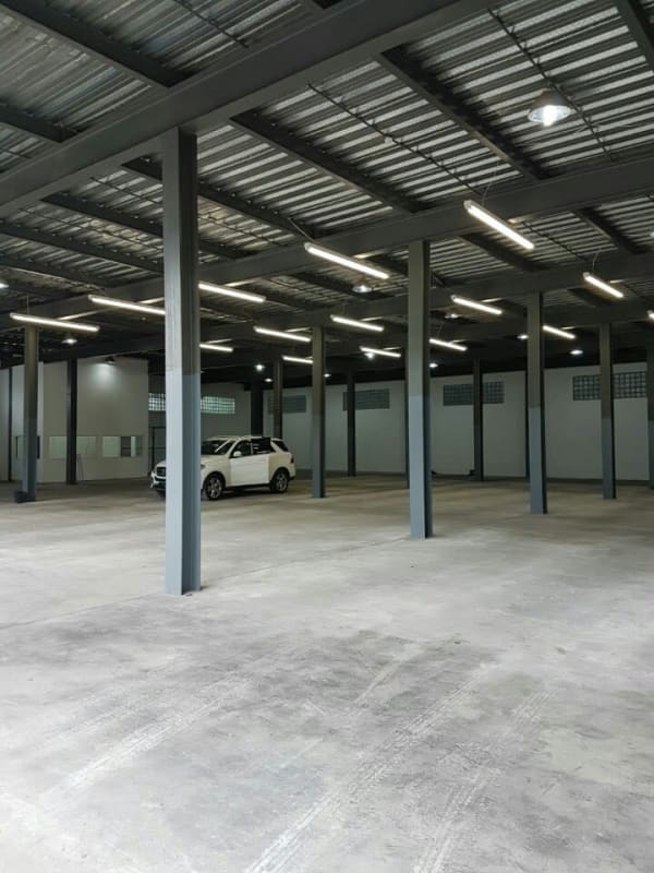 Warehouse with exposed steel columns and wide open concrete floor in Llano Bonito Panama City