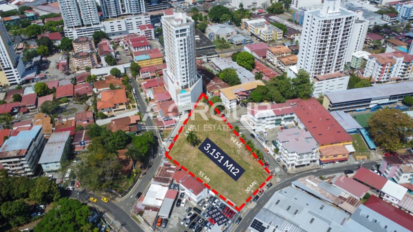 Satellite map highlighting land parcel location adjacent to Parque Omar with surrounding urban zone