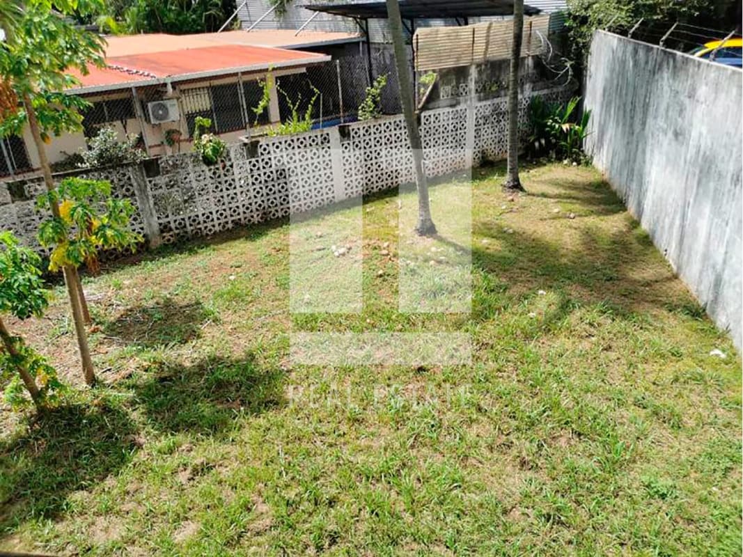 Covered patio with tiled floor, backyard garden, fenced Casa Dudley Obarrio Panama