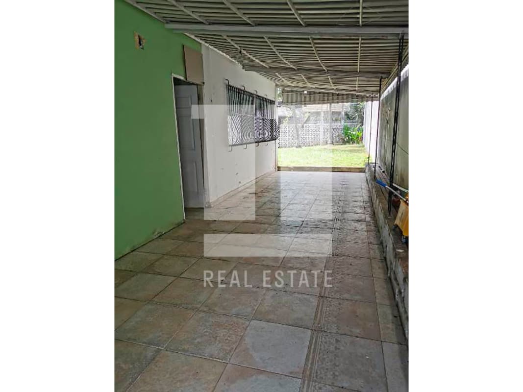 Elegant bathroom with marble tiles, double sinks and shower Casa Dudley Panama City