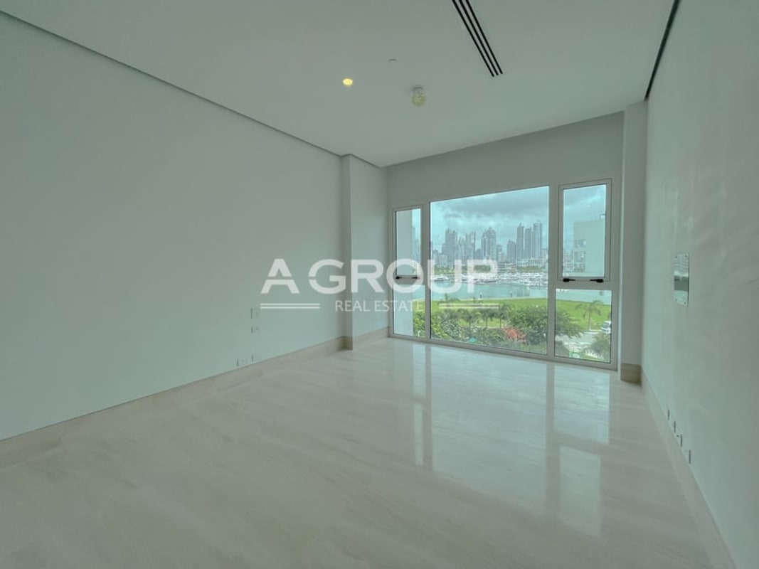 Master bedroom with floor-to-ceiling oceanfront windows at Ocean Pearl Ocean Reef Panama
